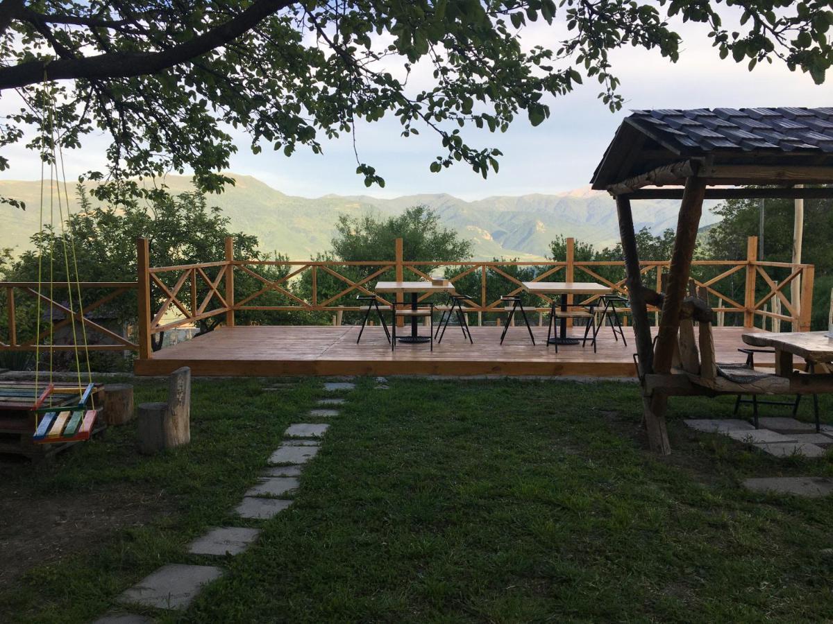 Berkri Gastro Yard & Guest House Yenokavan Exterior foto