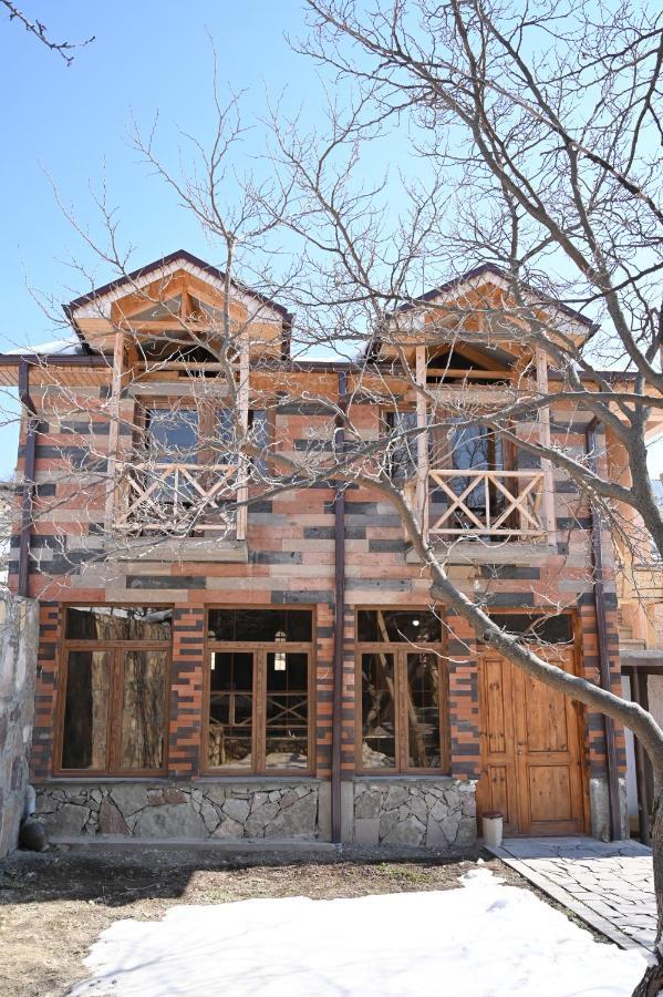 Berkri Gastro Yard & Guest House Yenokavan Exterior foto