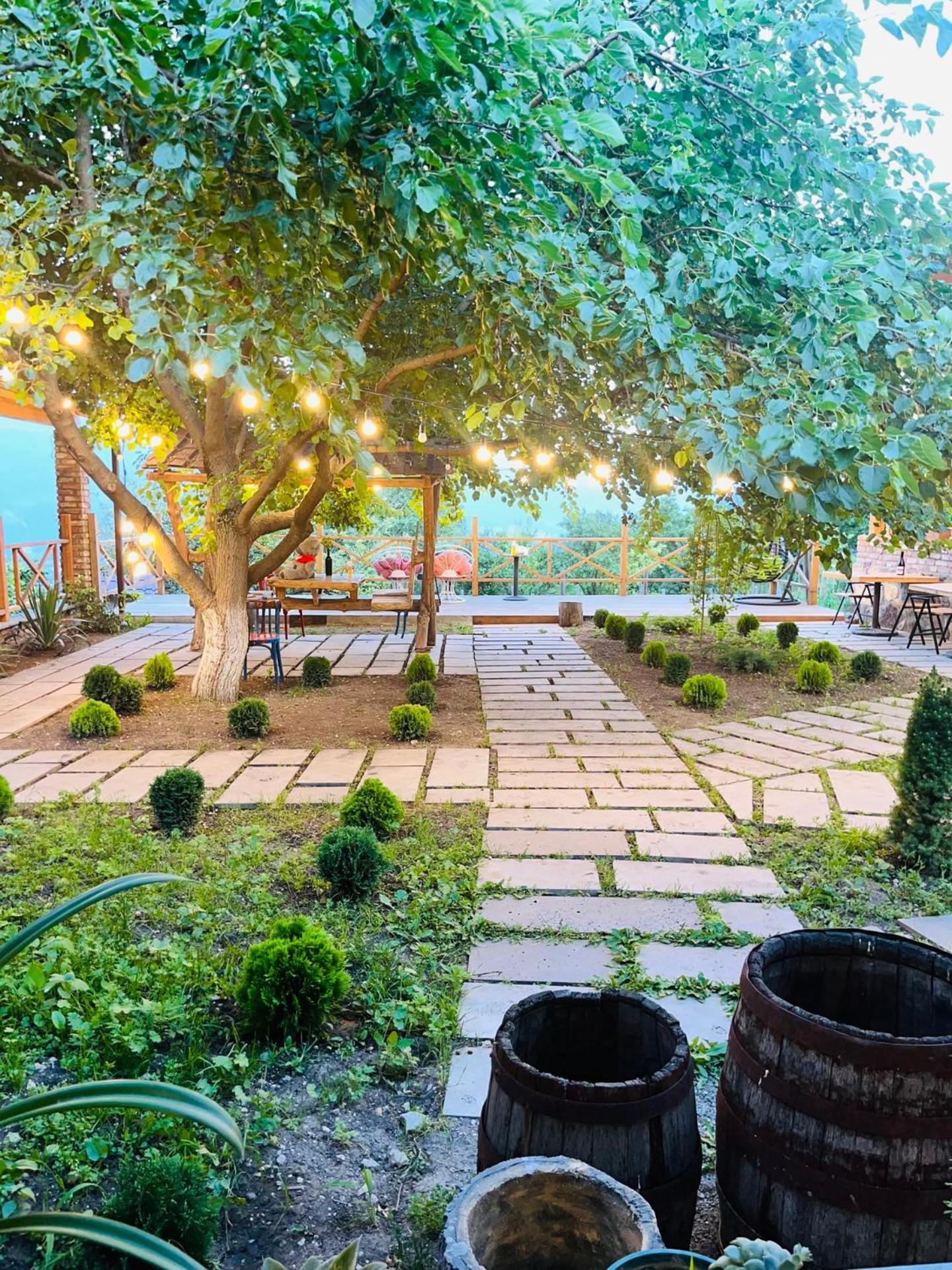 Berkri Gastro Yard & Guest House Yenokavan Exterior foto